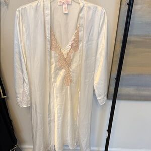 Oscar de La Renta Nightgown and Robe Set with Lace Trim